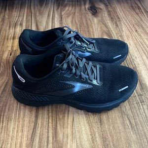 Brooks size 9 Adrenaline 22